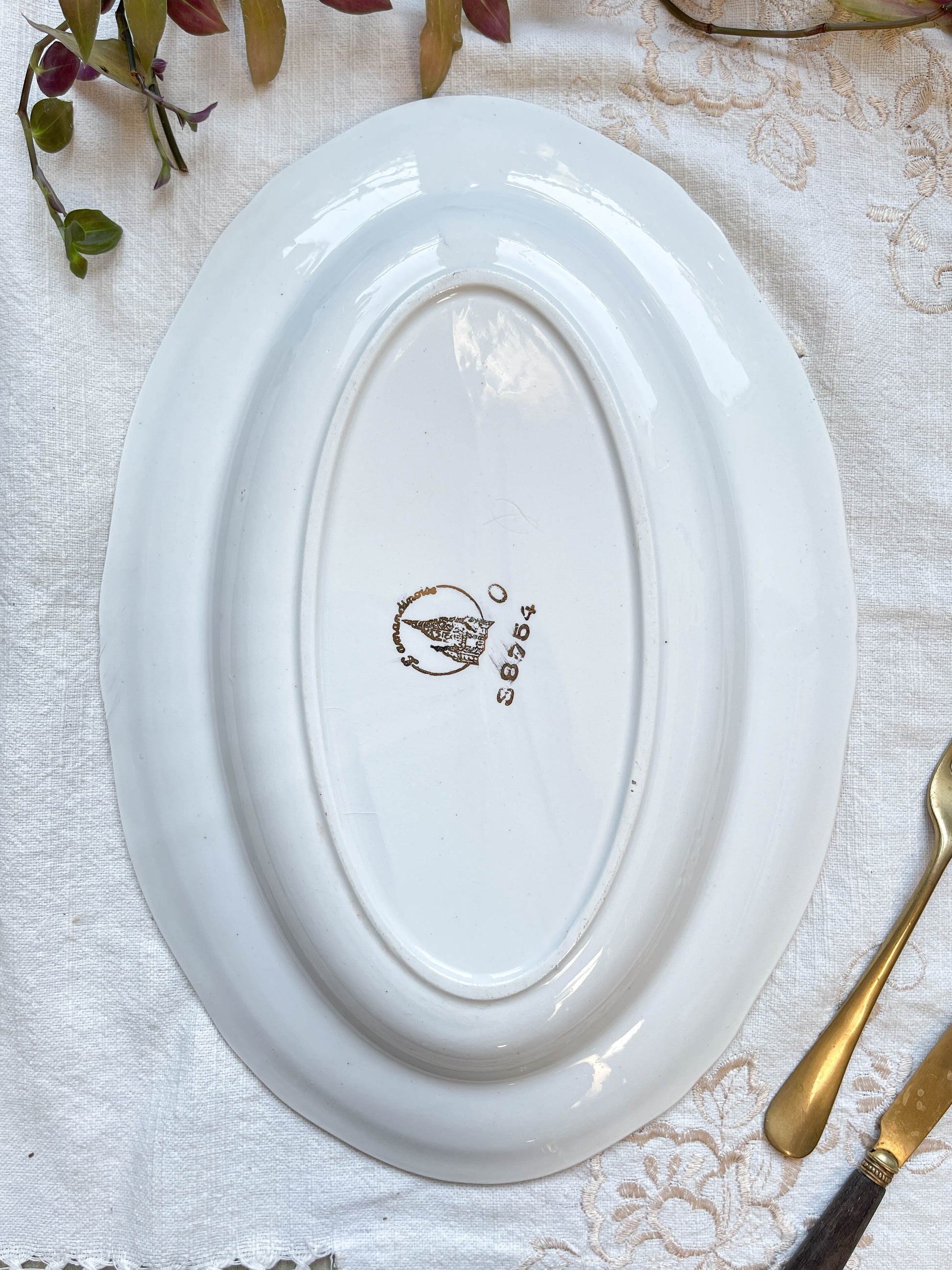 Plat oval porcelaine vintage fleuri blanche jaune doré L'Amandinoise 38754 France 1950s
