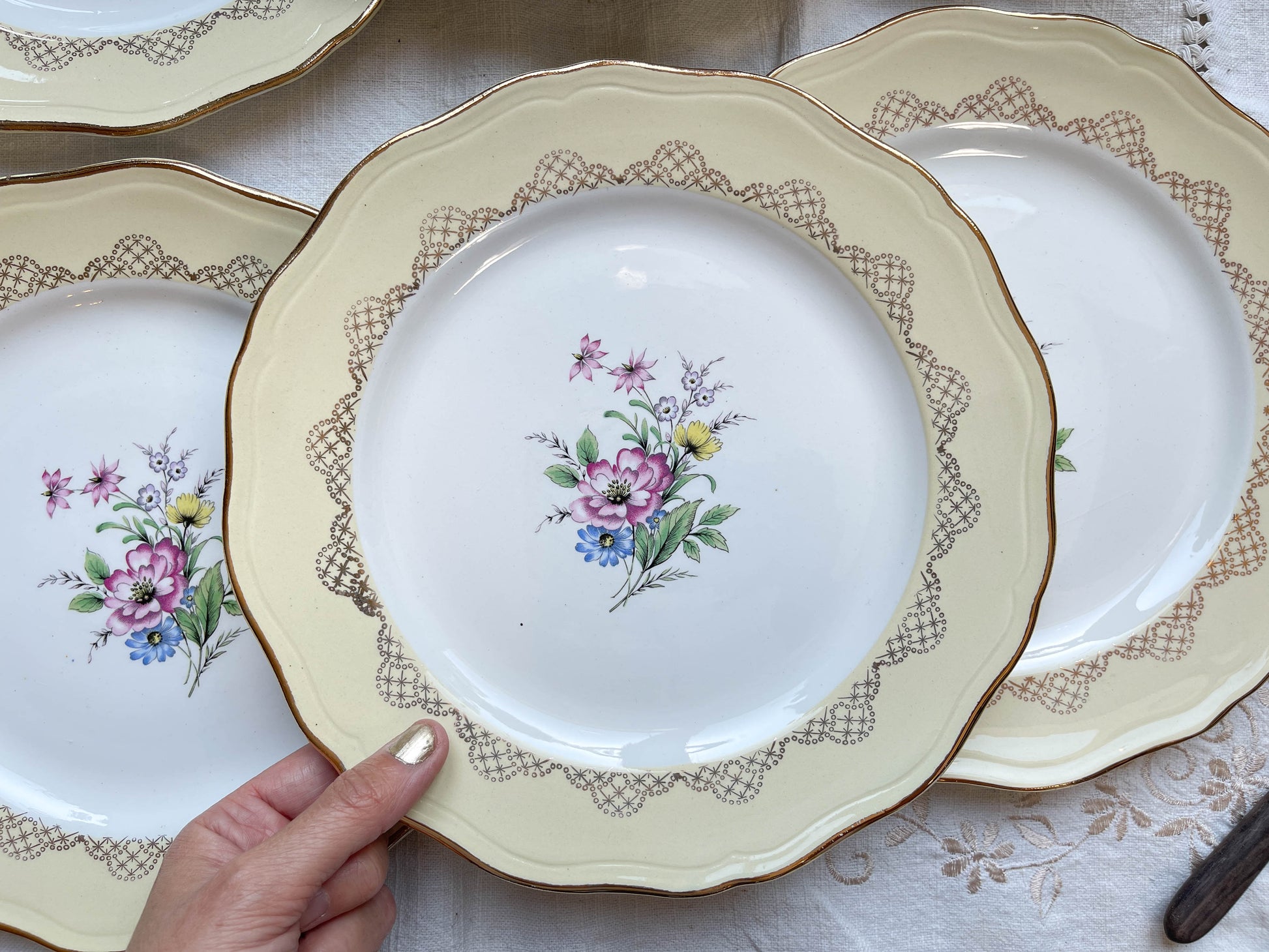 6 Assiettes plates en porcelaine vintage motif fleuri blanche jaune doré L'Amandinoise 38754
