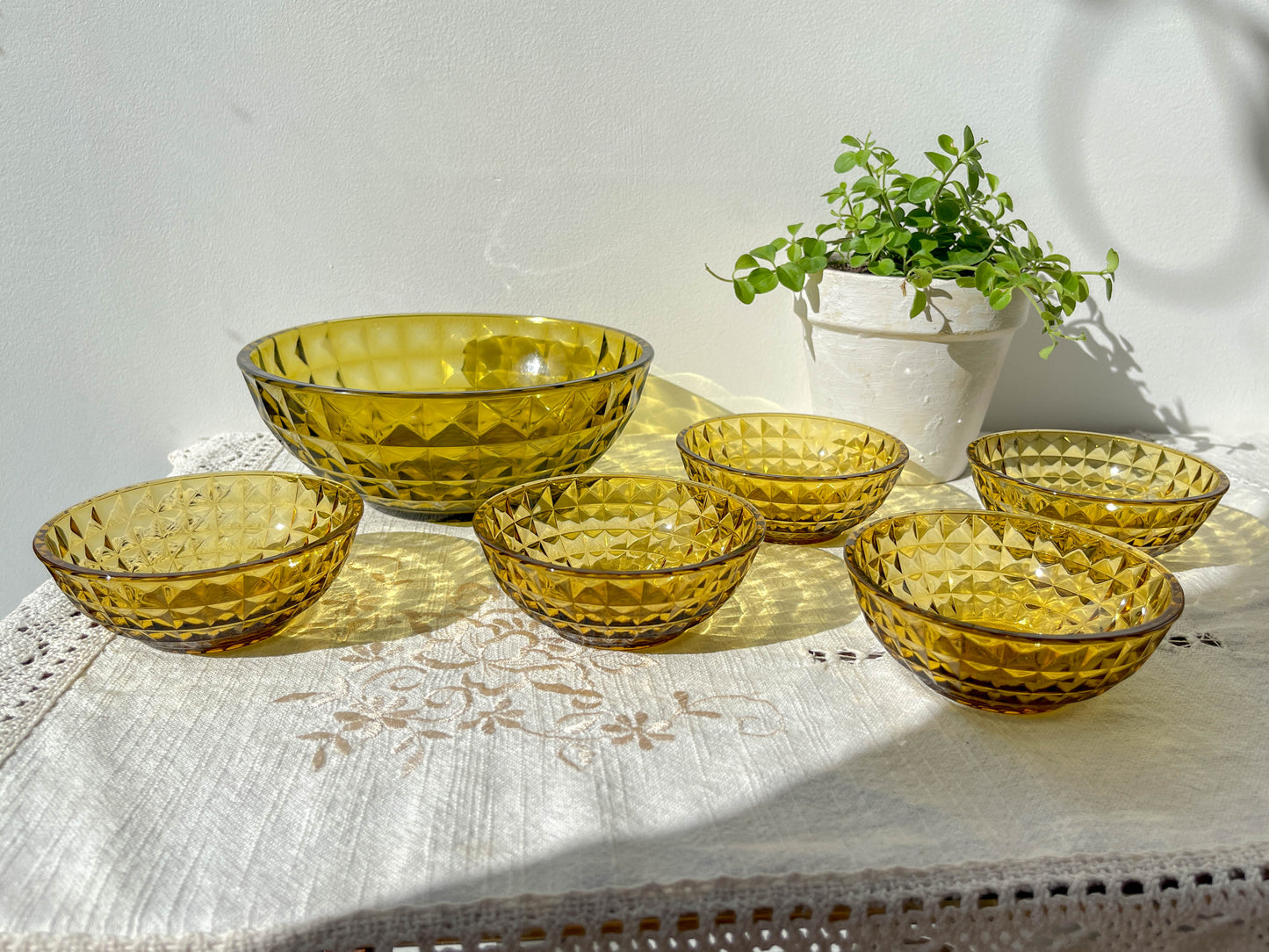 Service à dessert en verre ambré vintage – 1 saladier + 5 coupes assorties