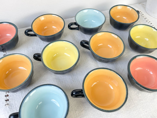 Tasses à café vintage en faïence noir fond multicolore 1970