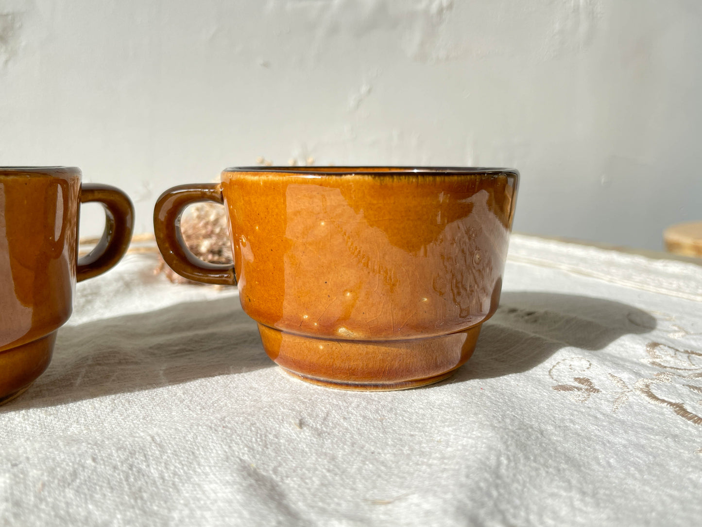 4 Tasses à café/thé vintage en faïence caramel noir