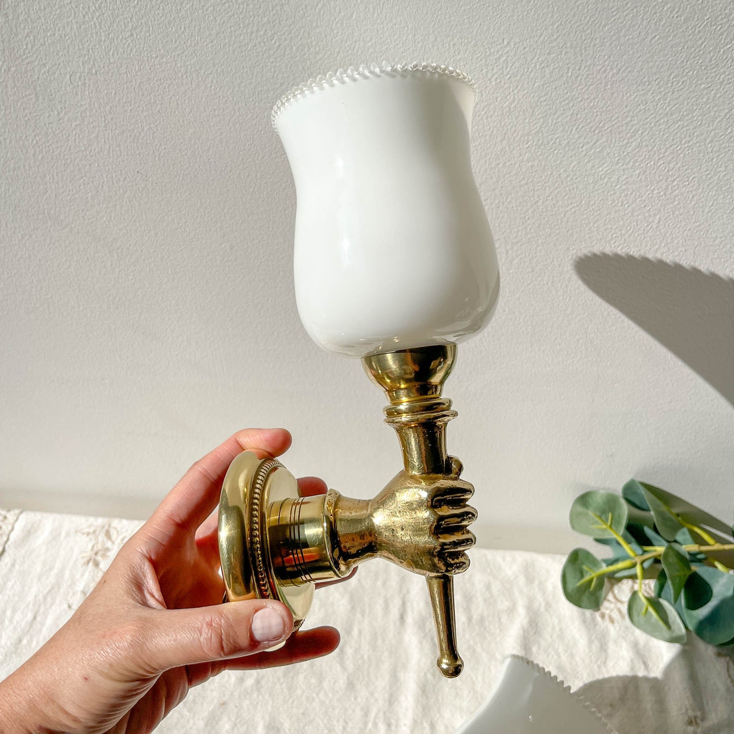 Paire d’appliques murales vintage en laiton, mains flambeau, attribuées à Maison Jansen, France, années 1960