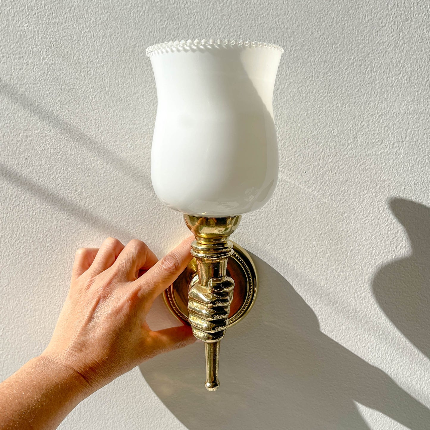 Paire d’appliques murales vintage en laiton, mains flambeau, attribuées à Maison Jansen, France, années 1960