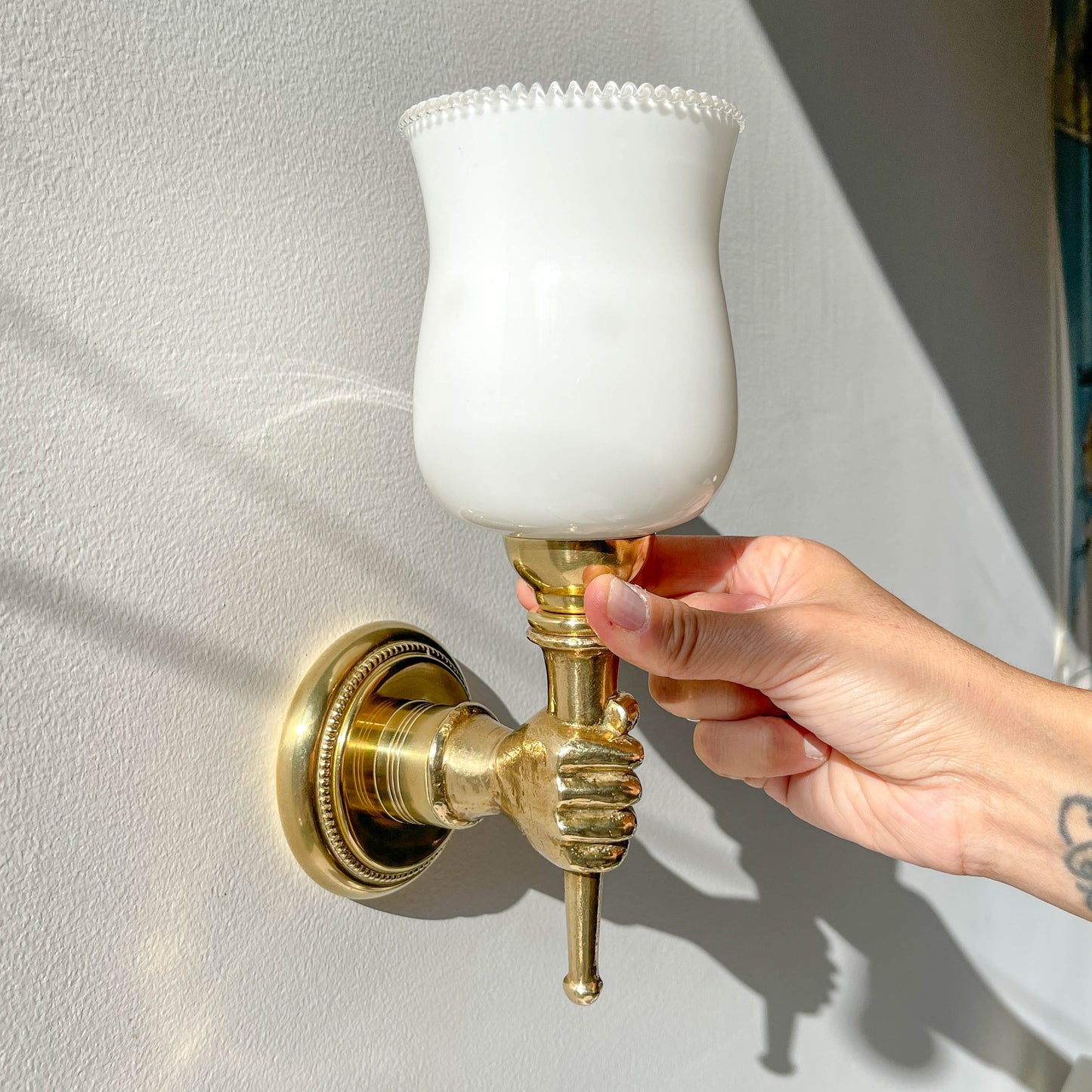 Paire d’appliques murales vintage en laiton, mains flambeau, attribuées à Maison Jansen, France, années 1960