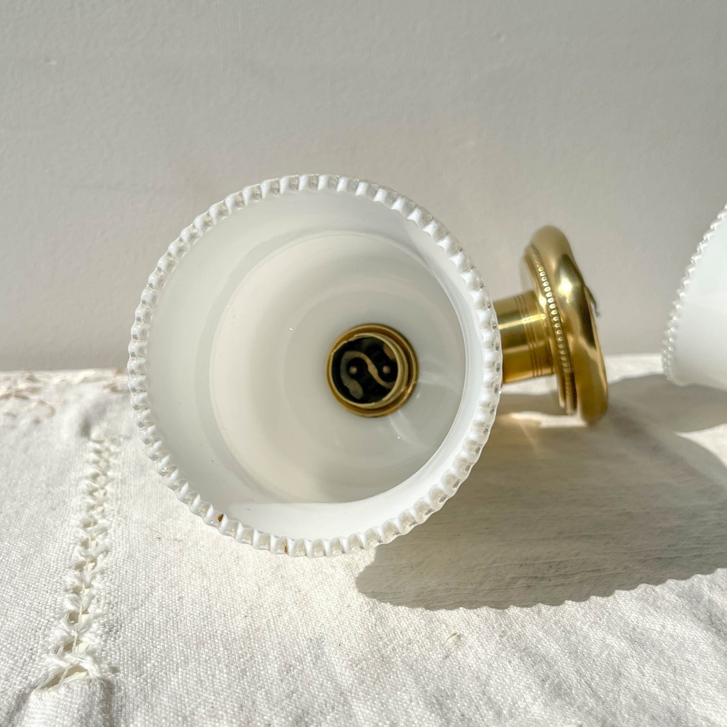 Paire d’appliques murales vintage en laiton, mains flambeau, attribuées à Maison Jansen, France, années 1960