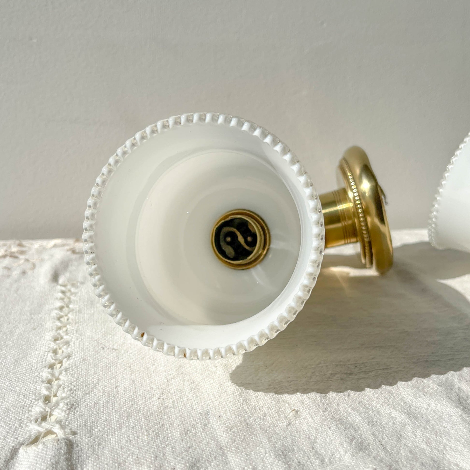 Paire d’appliques murales vintage en laiton, mains flambeau, attribuées à Maison Jansen, France, années 1960