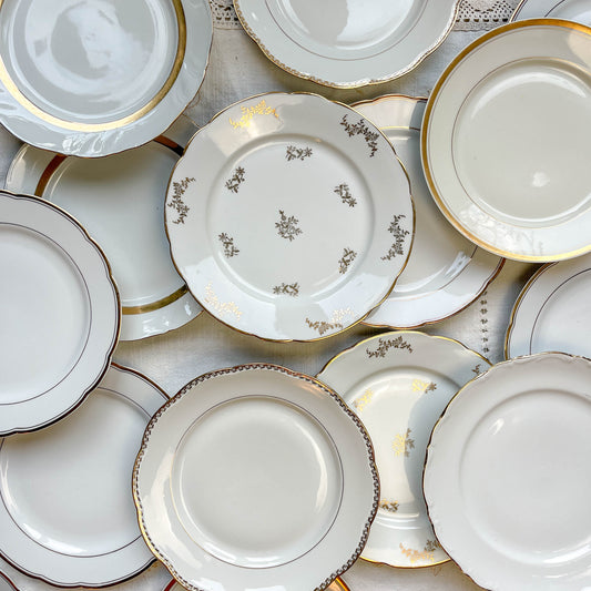 Assiette vintage vendue à l’unité en porcelaine blanche dorée

