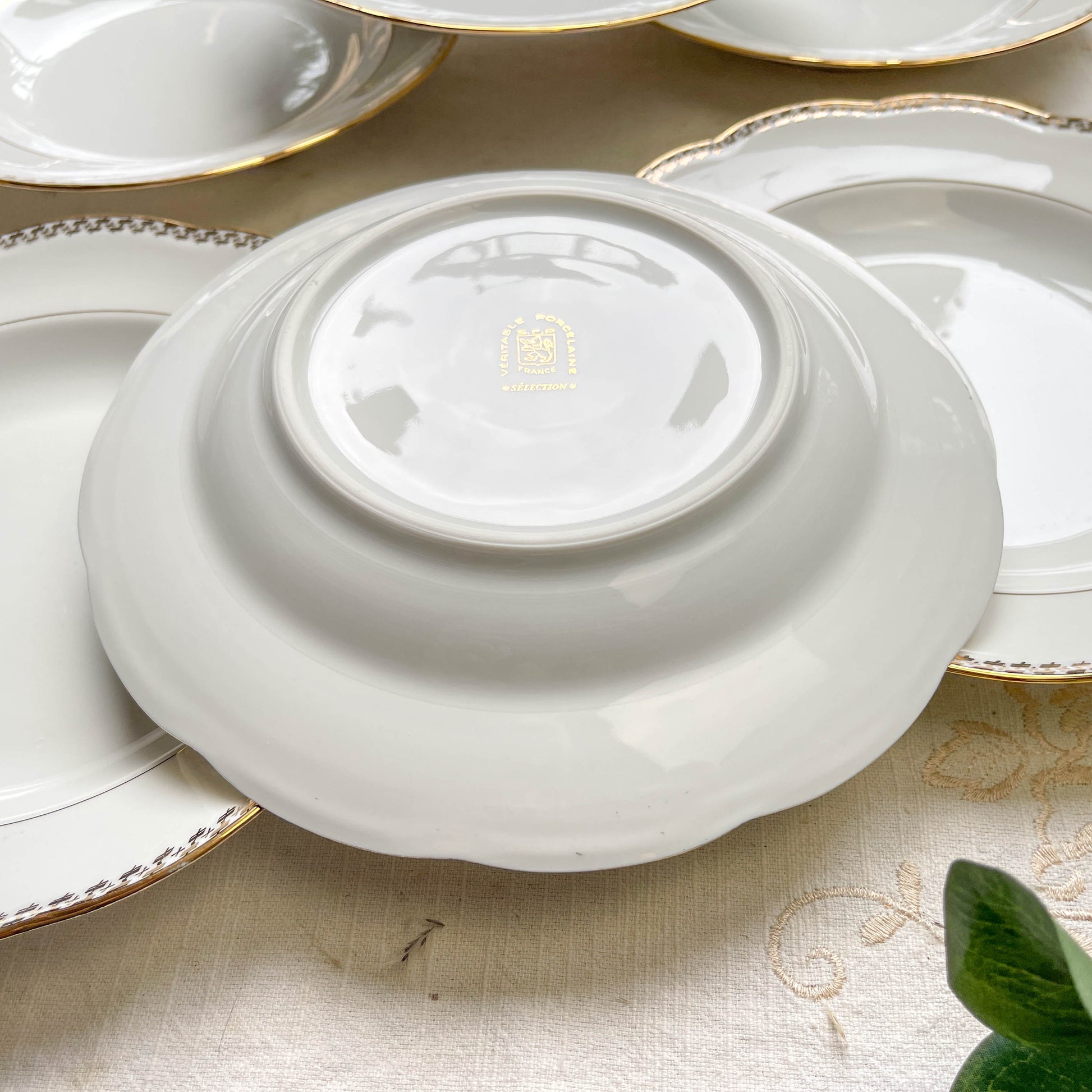 Ensemble de 6 assiettes creuses vintage en porcelaine blanche avec décor doré géométrique SPF, vaisselle ancienne élégante pour table rétro ou collection.