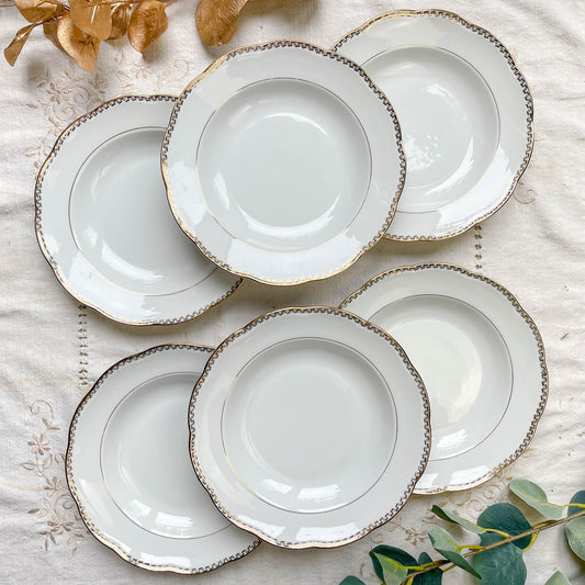 Ensemble de 6 assiettes creuses vintage en porcelaine blanche avec décor doré géométrique SPF, vaisselle ancienne élégante pour table rétro ou collection.