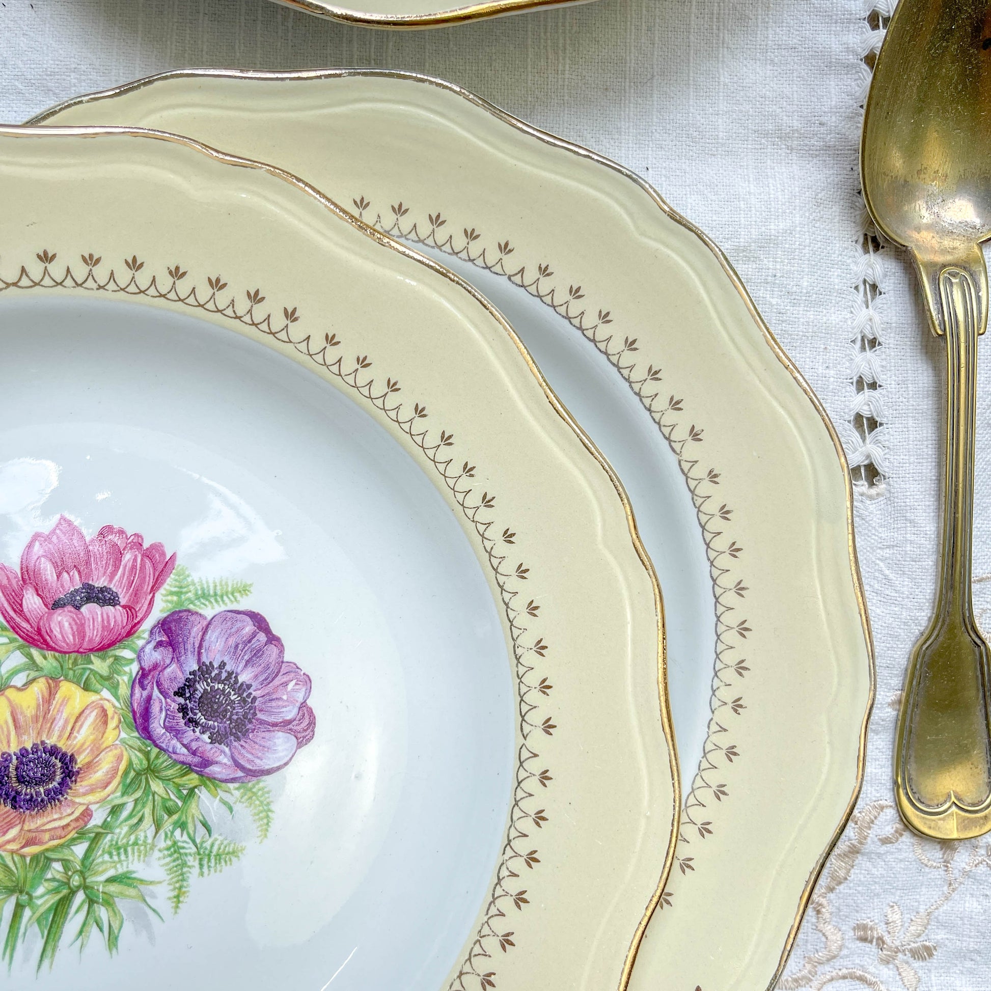 4 Assiettes creuses en porcelaine vintage motif fleuri blanche jaune doré L'Amandinoise "Coopélia"