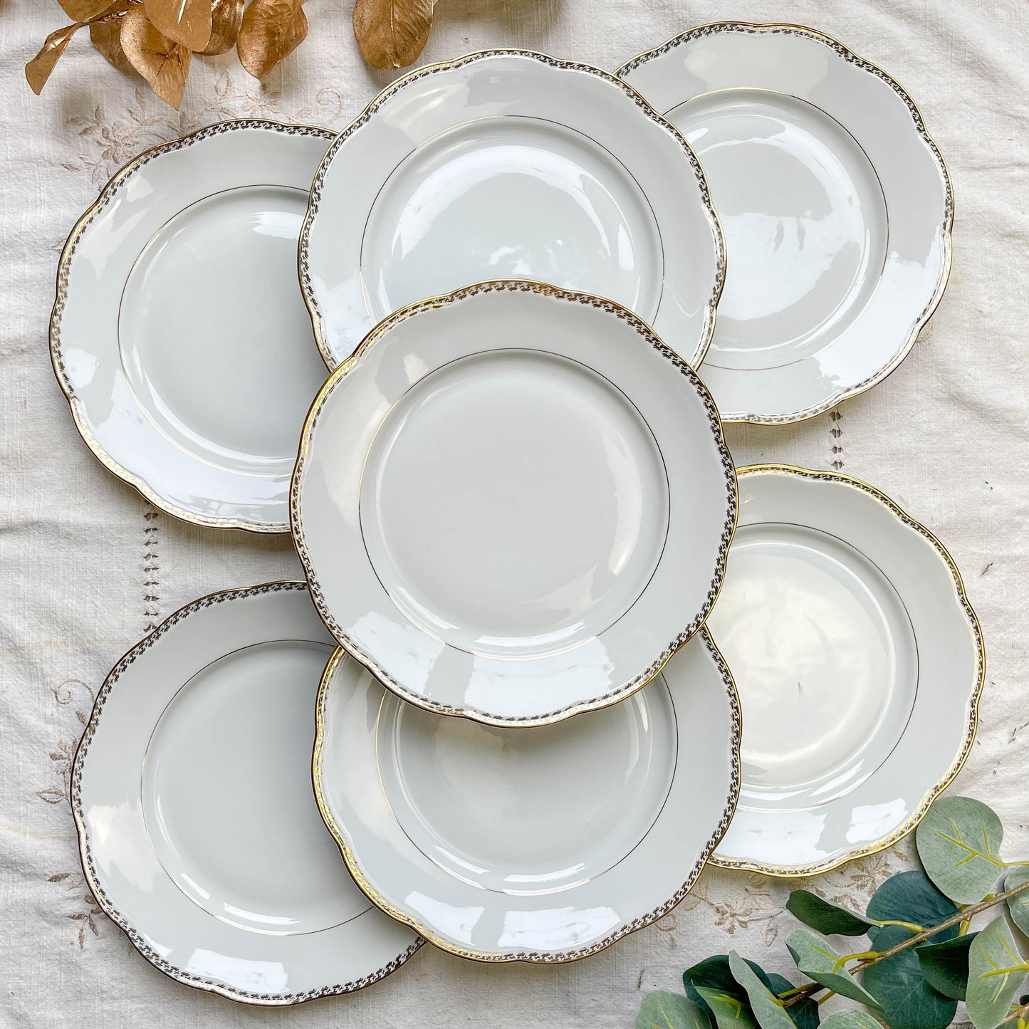 7 Assiettes plates vintage en porcelaine blanche et dorée SPF – Motifs géométriques