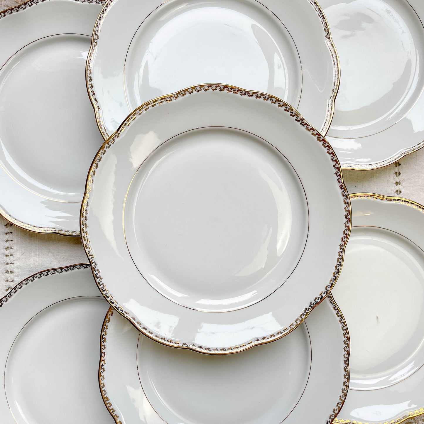 7 Assiettes plates vintage en porcelaine blanche et dorée SPF – Motifs géométriques