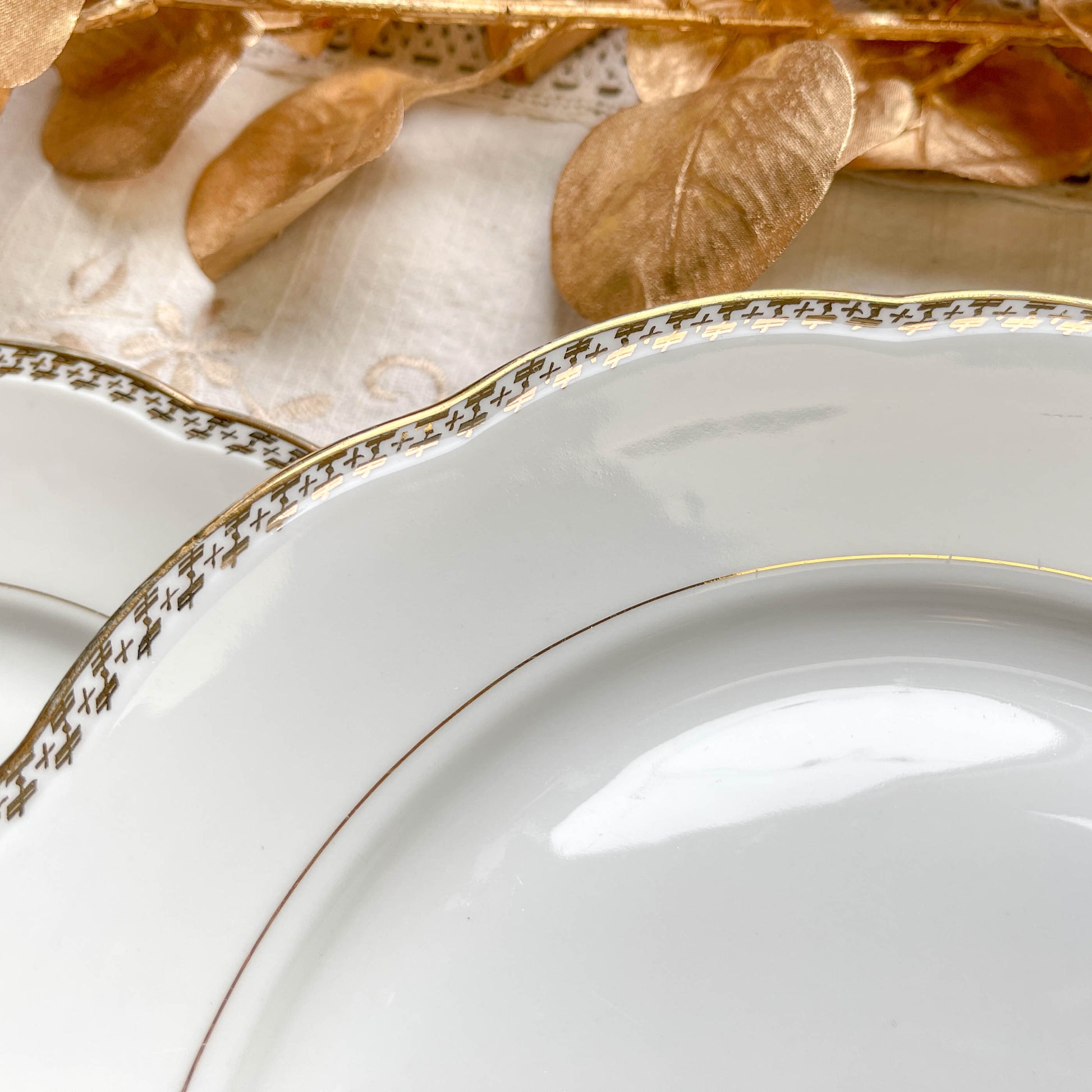 Ensemble de 7 assiettes plates vintage en porcelaine blanche avec décor doré géométrique SPF, vaisselle ancienne élégante pour table rétro ou collection.