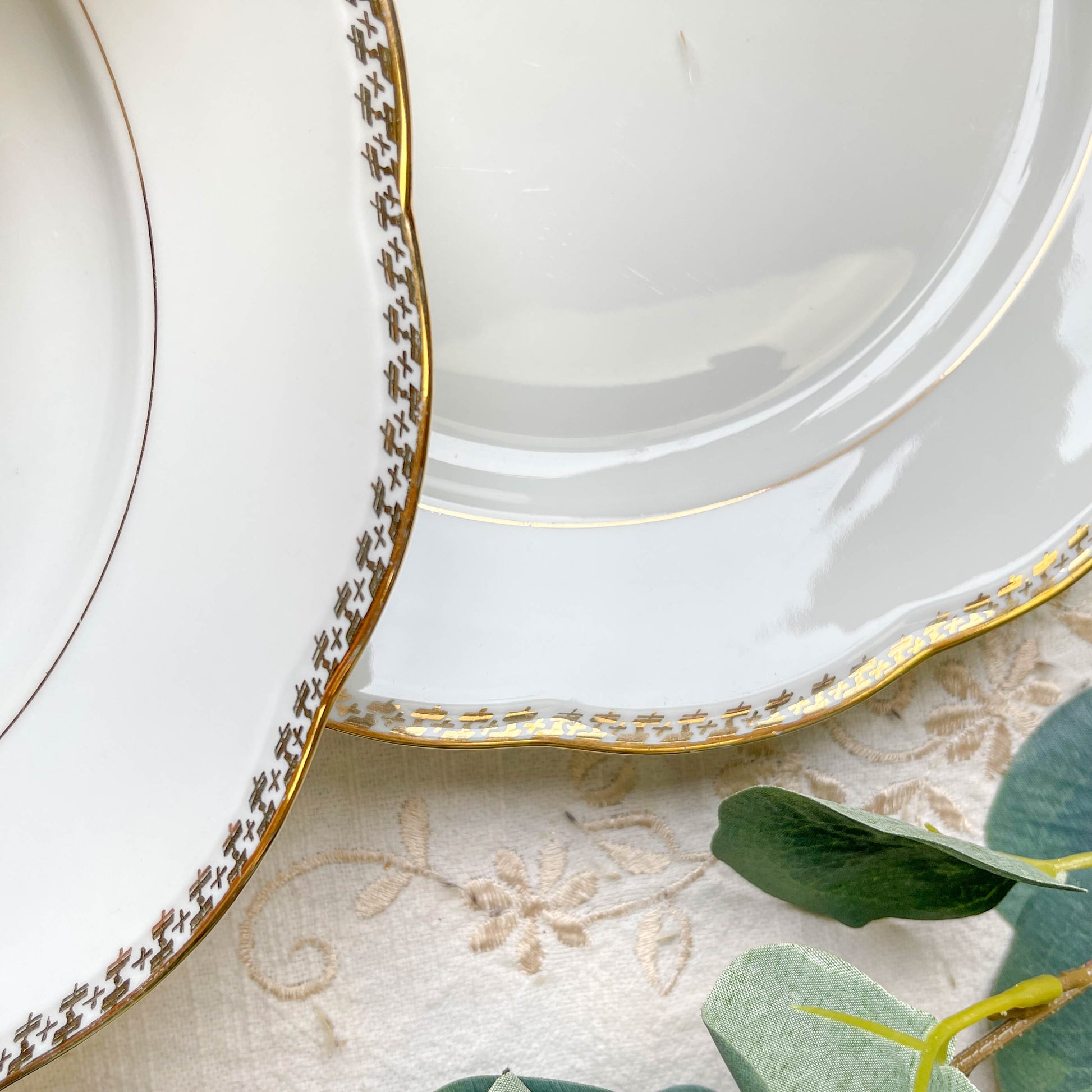 Ensemble de 7 assiettes plates vintage en porcelaine blanche avec décor doré géométrique SPF, vaisselle ancienne élégante pour table rétro ou collection.