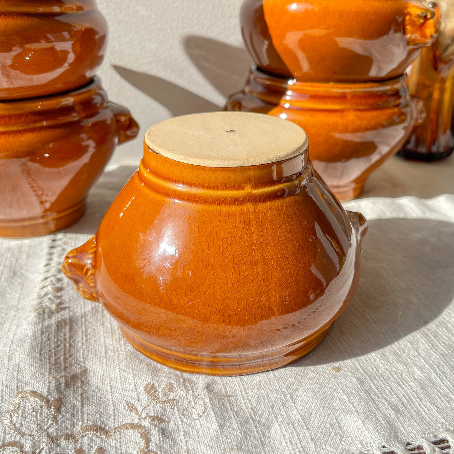 6 bols à soupe à l’oignon tête de lion en céramique vintage, style Émile Henry, coloris miel et noir, fabrication française – élégance et tradition de la vaisselle ancienne.