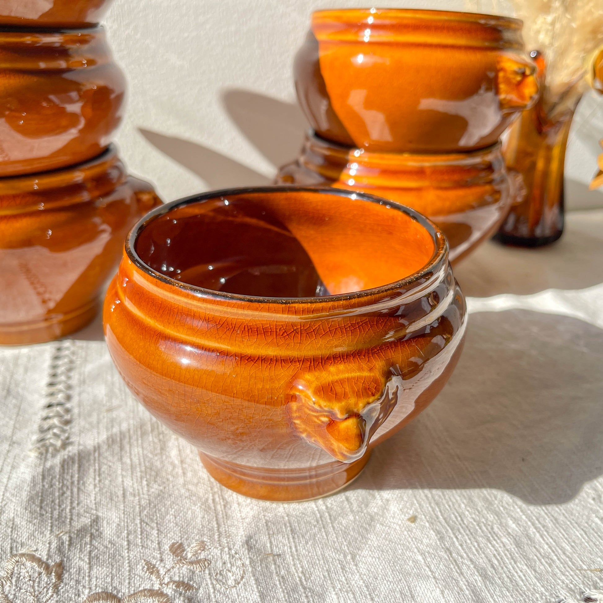 6 bols à soupe à l’oignon tête de lion en céramique vintage, style Émile Henry, coloris miel et noir, fabrication française – élégance et tradition de la vaisselle ancienne.