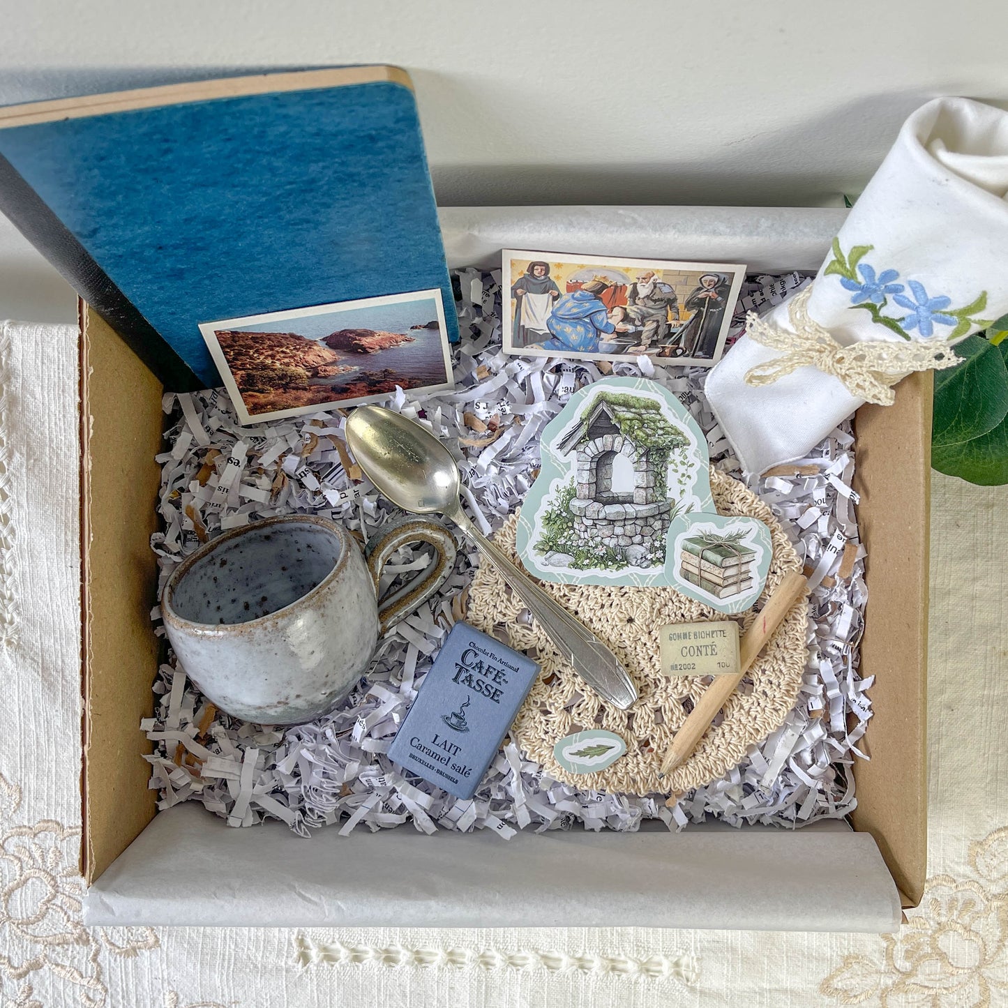 Box Mystère Vintage Carnet d’Artiste | Tasse grès Ancienne, Carnet vintage, Serviette brodée & Carte Personnalisable – Vue du dessus