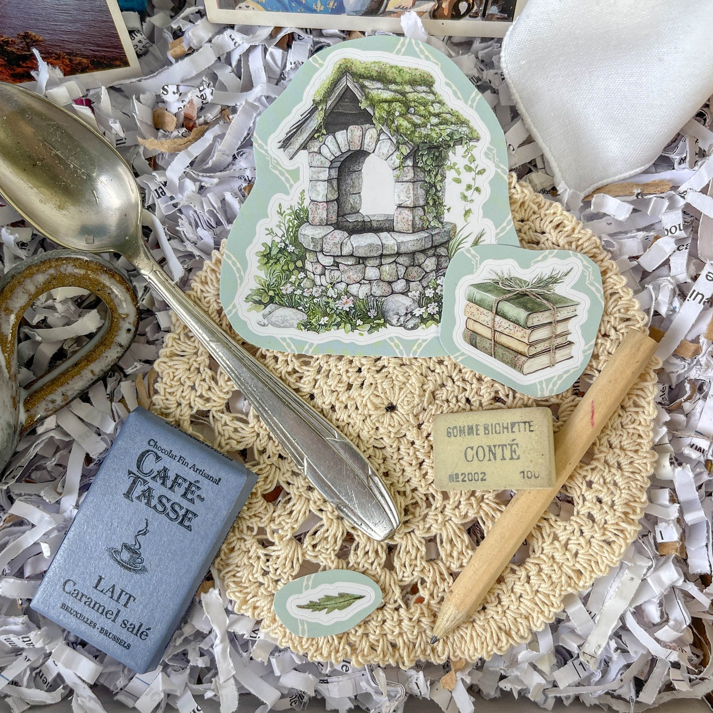 Box Mystère Vintage Carnet d’Artiste | napperon, cuillère vintage, gomme, crayon, chocolat, stickers