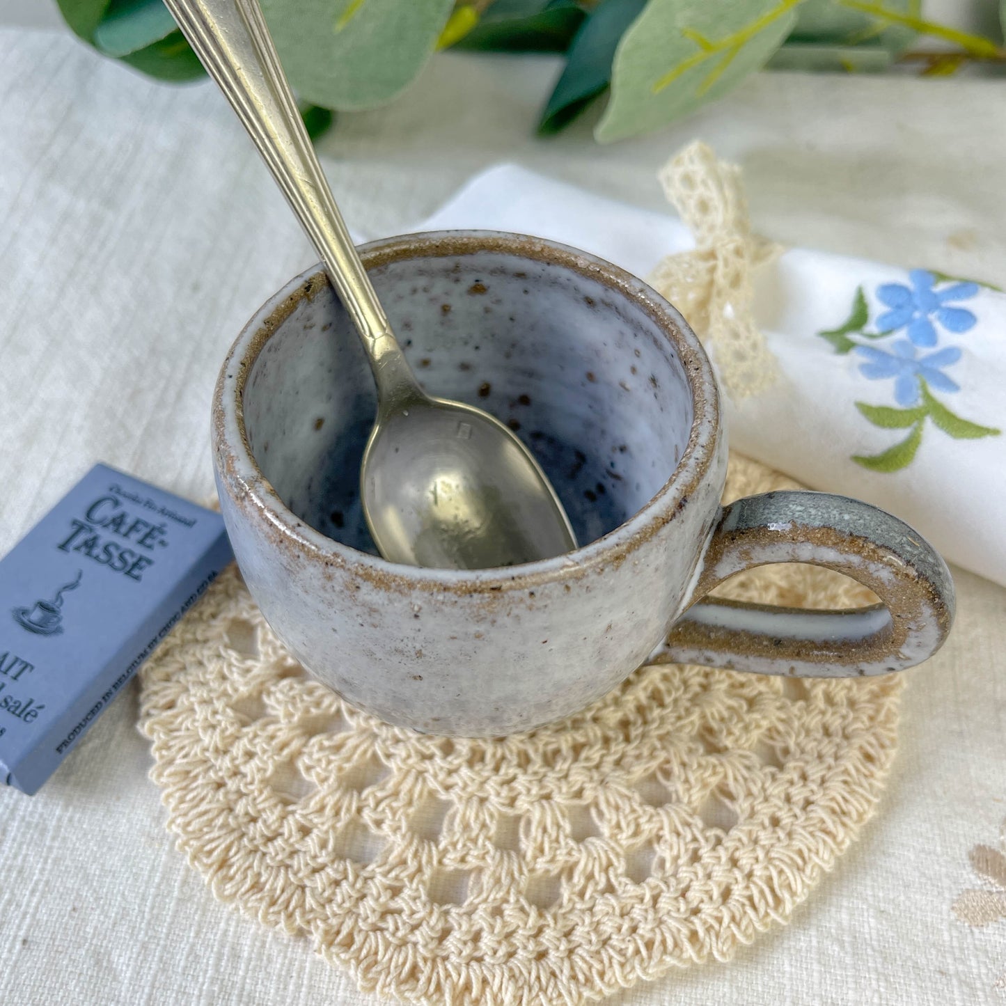 Box Mystère Vintage Carnet d’Artiste | tasse grès napperon 