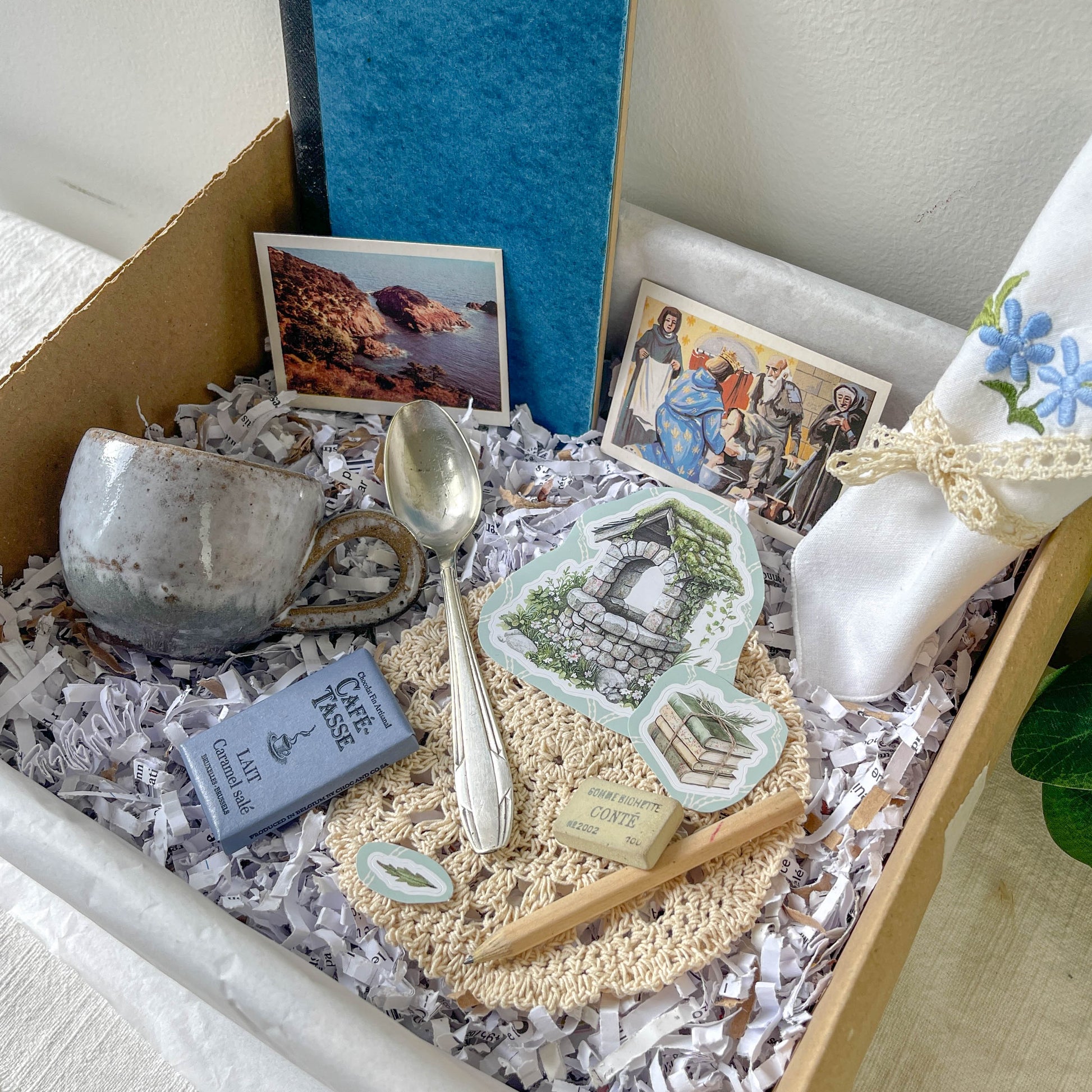 Box Mystère Vintage Carnet d’Artiste | Tasse grès Ancienne, Carnet vintage, Serviette brodée & Carte Personnalisable – Vue d'ensemble