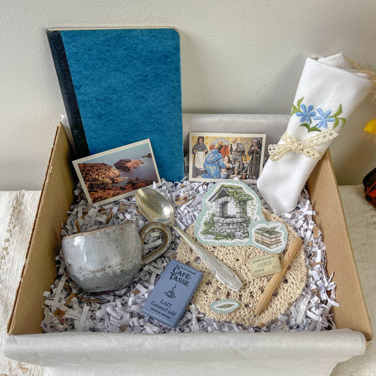Box Mystère Vintage Carnet d’Artiste | Tasse grès Ancienne, Carnet vintage, Serviette brodée & Carte Personnalisable – Édition Limitée