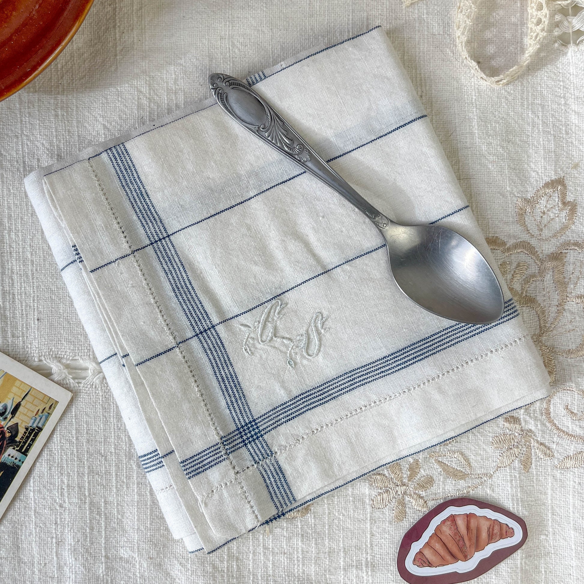 Box Mystère Vintage – Chocolat Chaud Bistrot Parisien | Serviette brodée vintage
