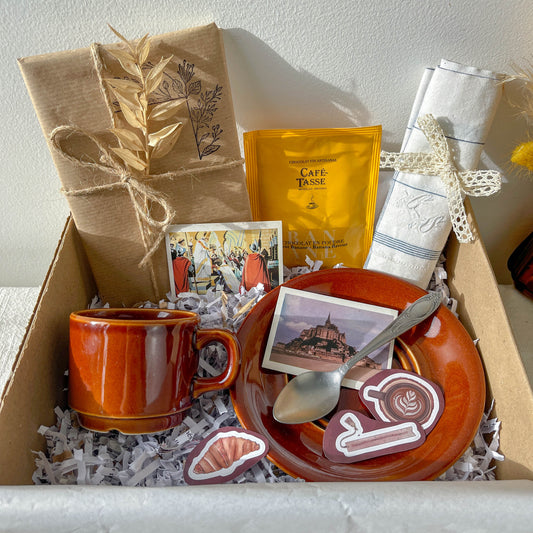 Box Mystère Vintage – Chocolat Chaud Bistrot Parisien | Tasse Ancienne, Livre mystère, Serviette & Carte Personnalisable – Édition Limitée