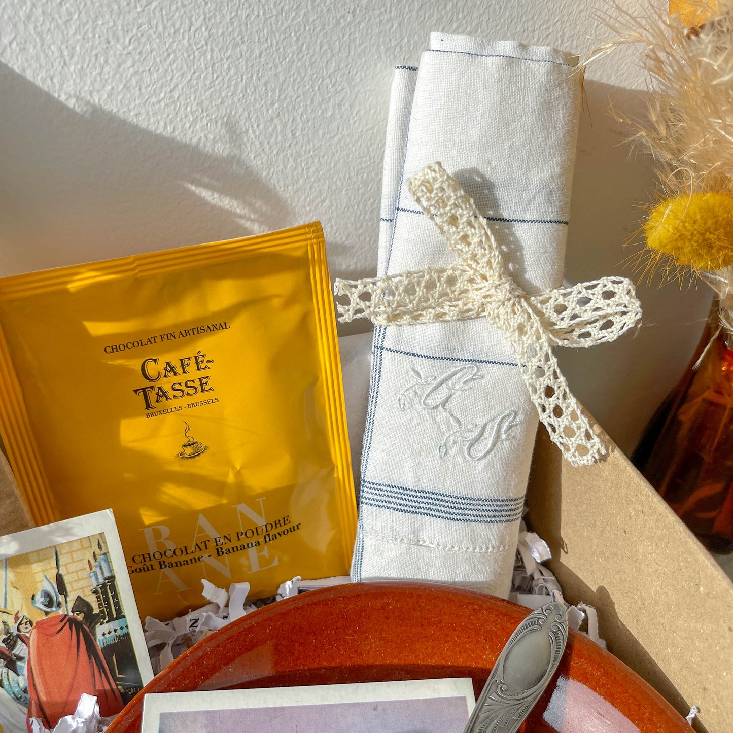 Box Mystère Vintage – Chocolat Chaud Bistrot Parisien | Serviette brodée vintage