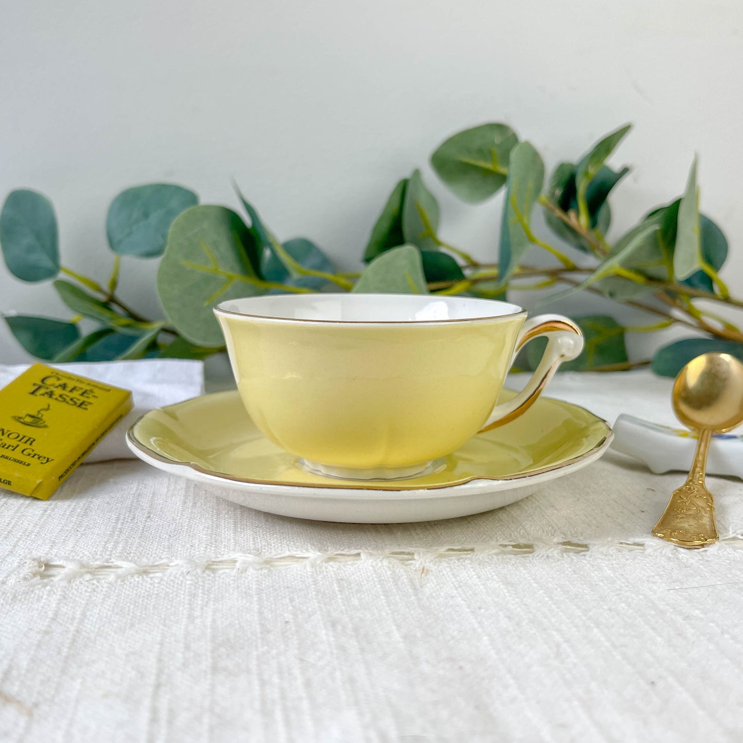 Box Mystère Vintage Citron – Édition Limitée | Tasse ancienne porcelaine jaune Française petite cuillère dorée
