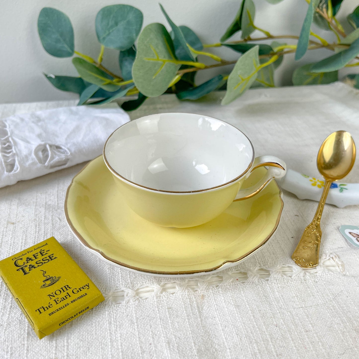 Box Mystère Vintage Citron – Édition Limitée | Tasse ancienne porcelaine jaune Française petite cuillère dorée, chocolat et porte cuillère porcelaine