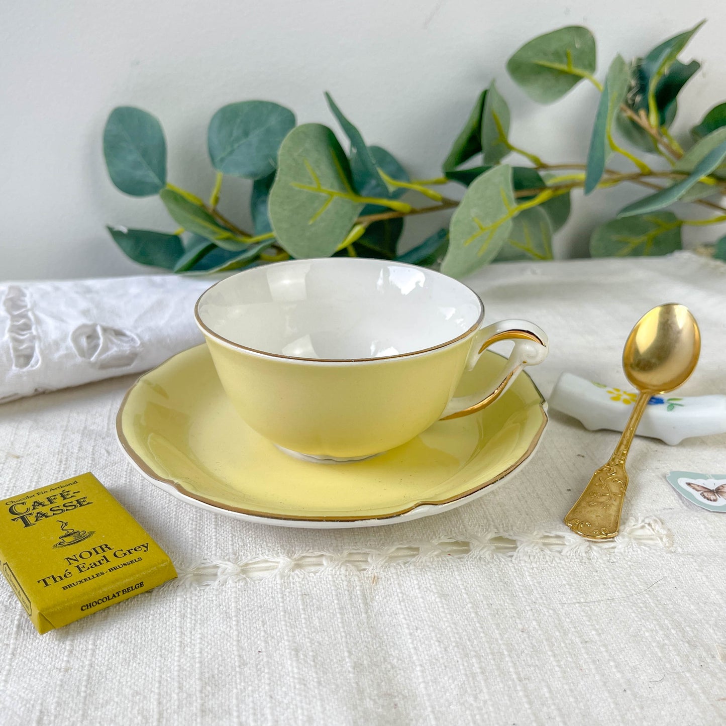 Box Mystère Vintage Citron – Édition Limitée | Tasse ancienne porcelaine jaune Française petite cuillère dorée, chocolat et porte cuillère porcelaine