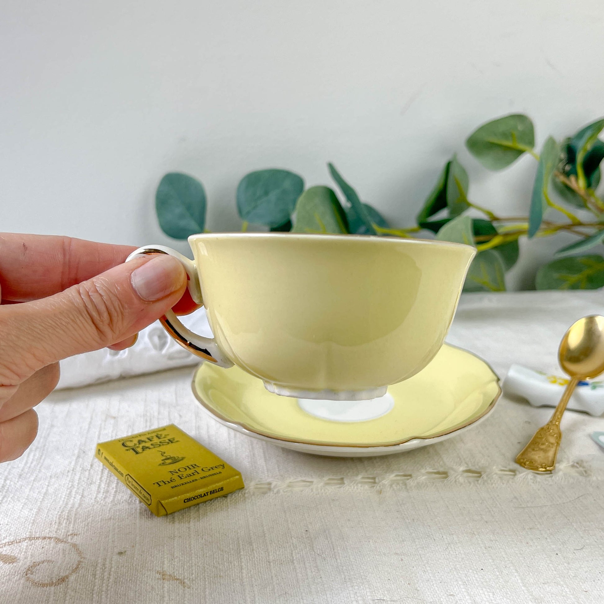 Box Mystère Vintage Citron – Édition Limitée | Tasse ancienne porcelaine jaune Française petite cuillère dorée, chocolat et porte cuillère porcelaine