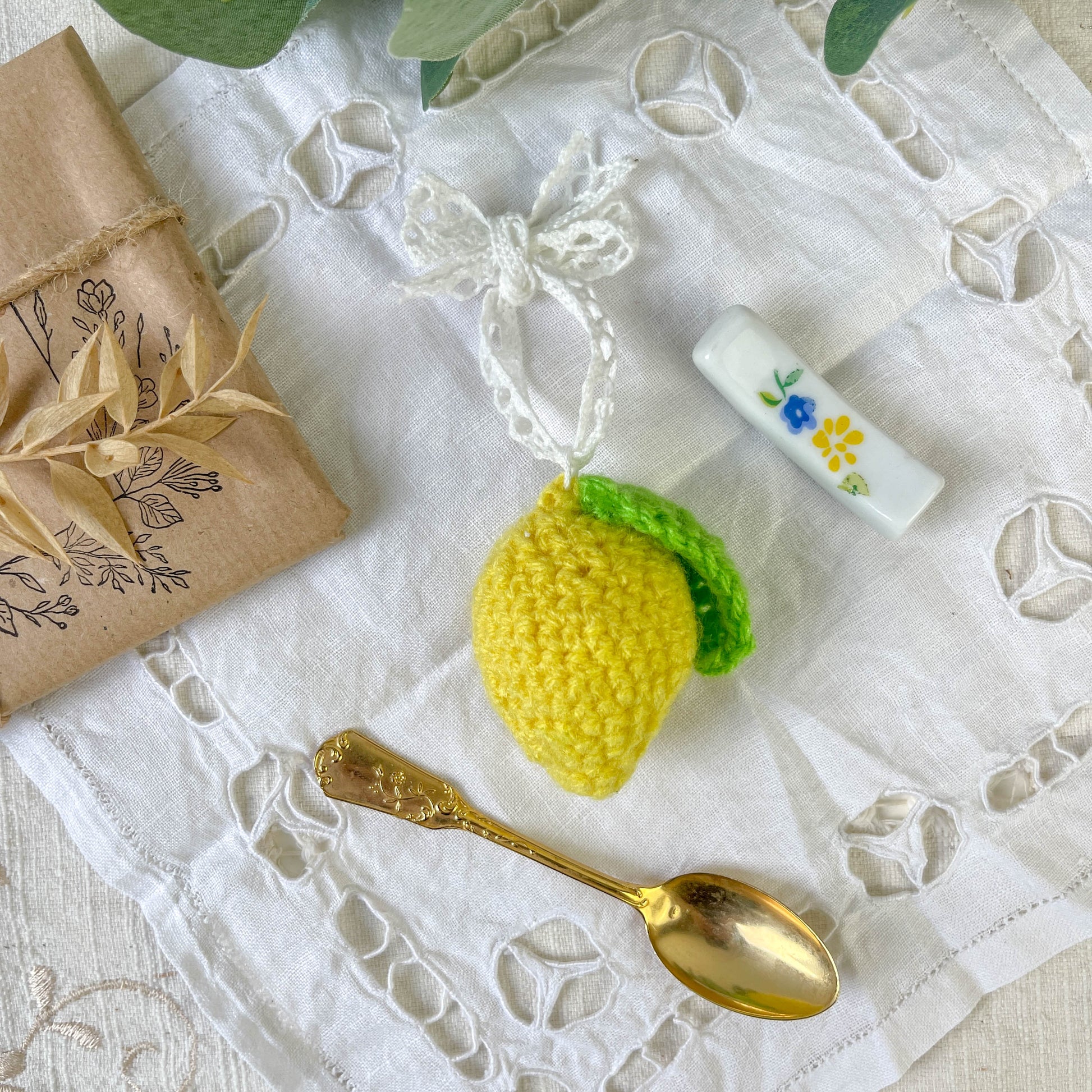 Box Mystère Vintage Citron – Édition Limitée | citron crochet, petite cuillère dorée, chocolat et porte cuillère porcelaine, serviette brodée vintage 