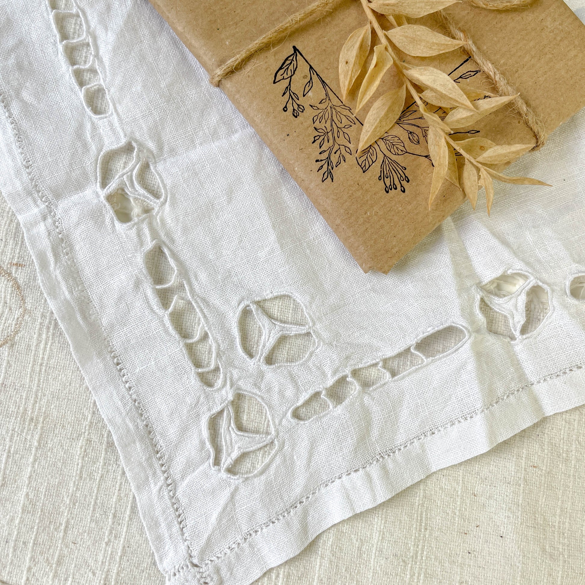 Box Mystère Vintage Citron – Édition Limitée |  serviette brodée vintage 