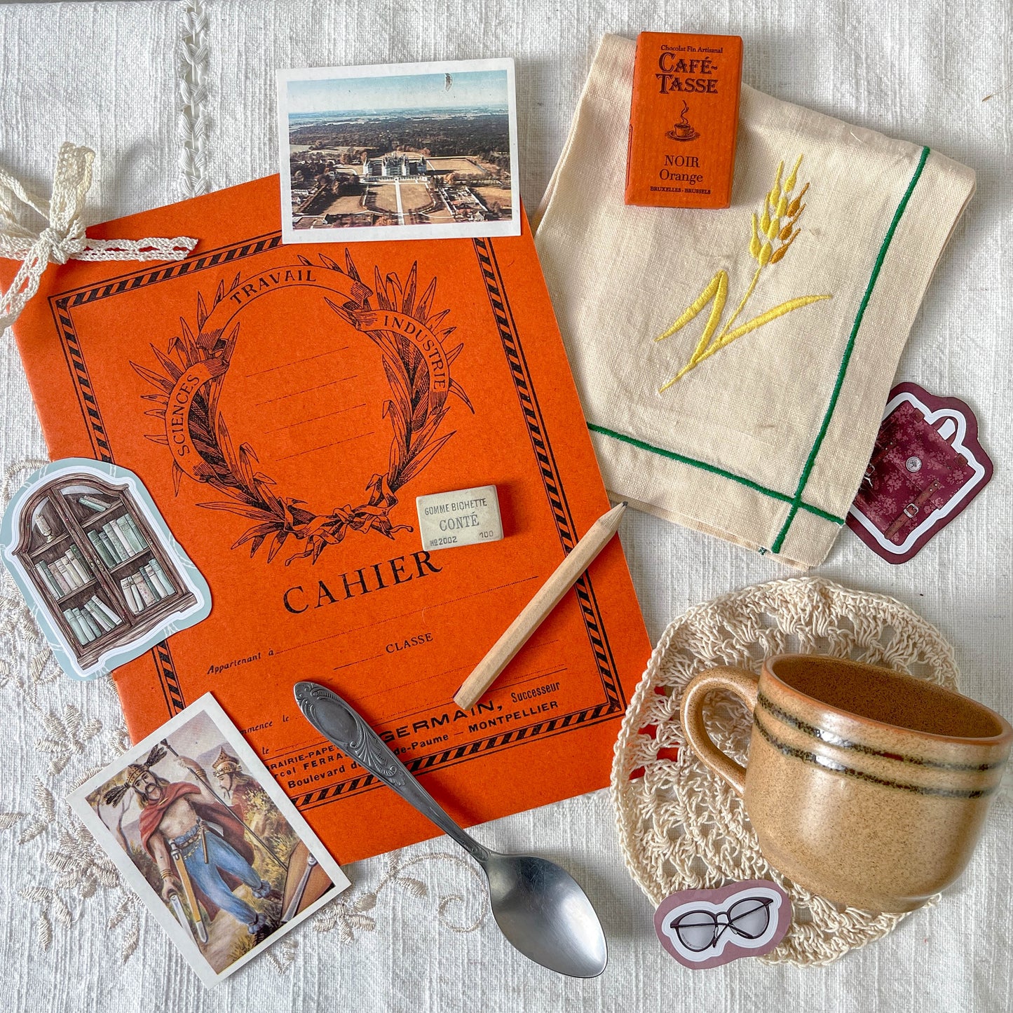 Box Mystère Vintage Ecole Buissonnière | Tasse Ancienne, Cahier brouillon vintage, Serviette brodée & Carte Personnalisable – Vue d'ensemble