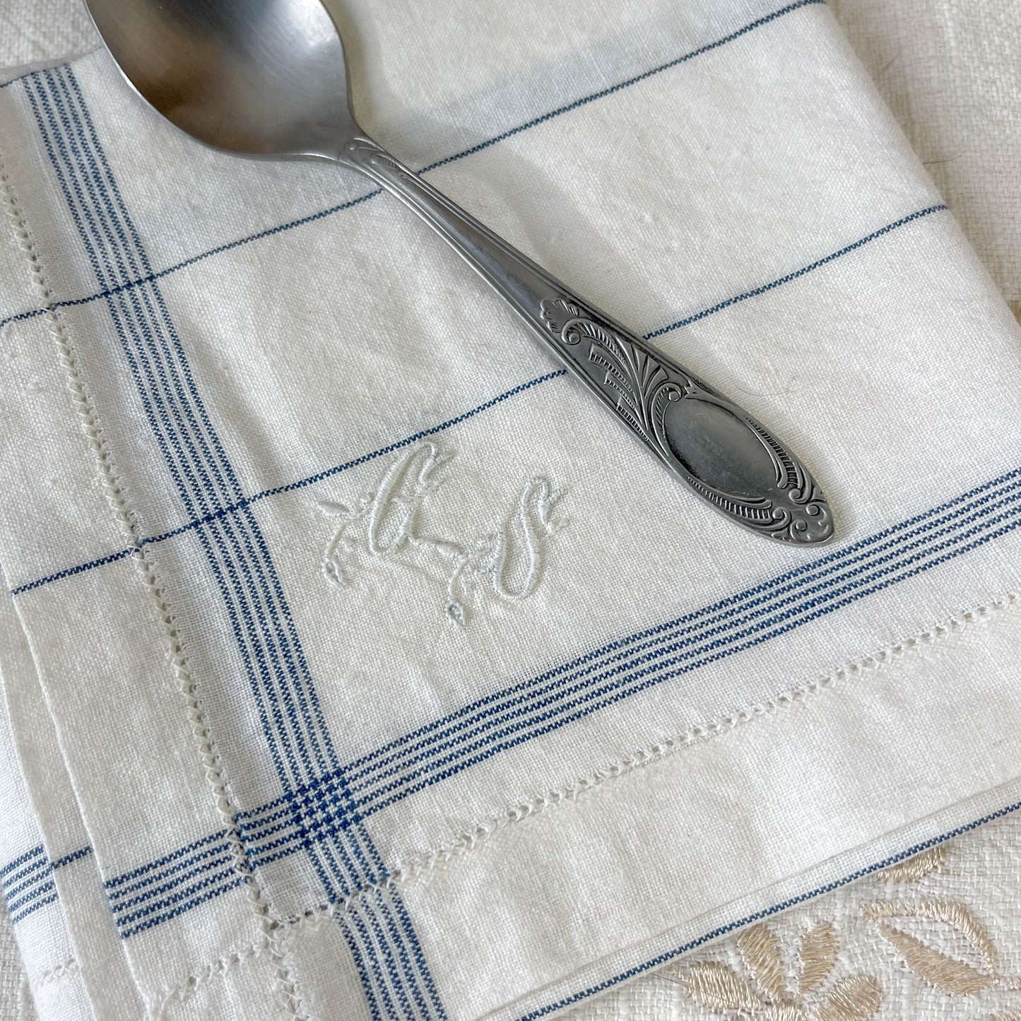 Box Vintage Chocolat Chaud Style Bistrot Parisien | Serviette brodée et cuillère 
vintage
