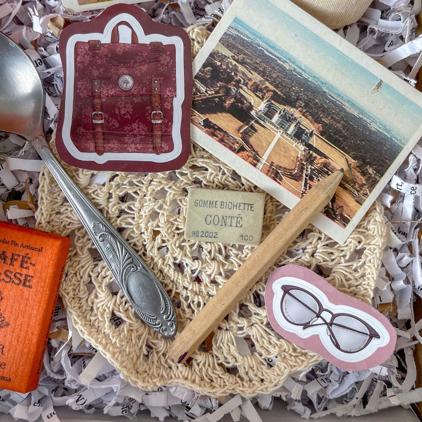 Box Vintage Ecole Buissonnière | napperon gomme et crayon vintage