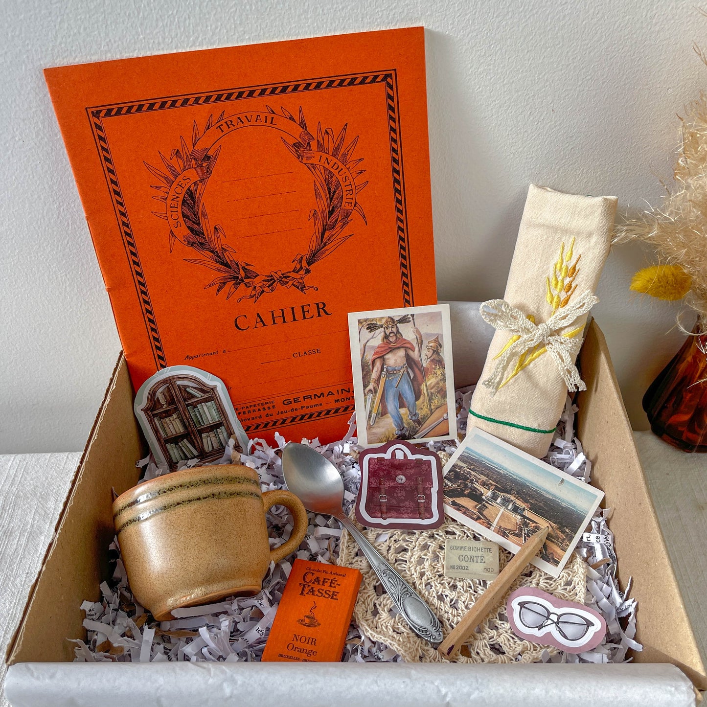 Box Vintage Mystère Ecole Buissonnière| Tasse Ancienne, Cahier brouillon vintage, Serviette brodée & Carte Personnalisable – Édition Limitée
