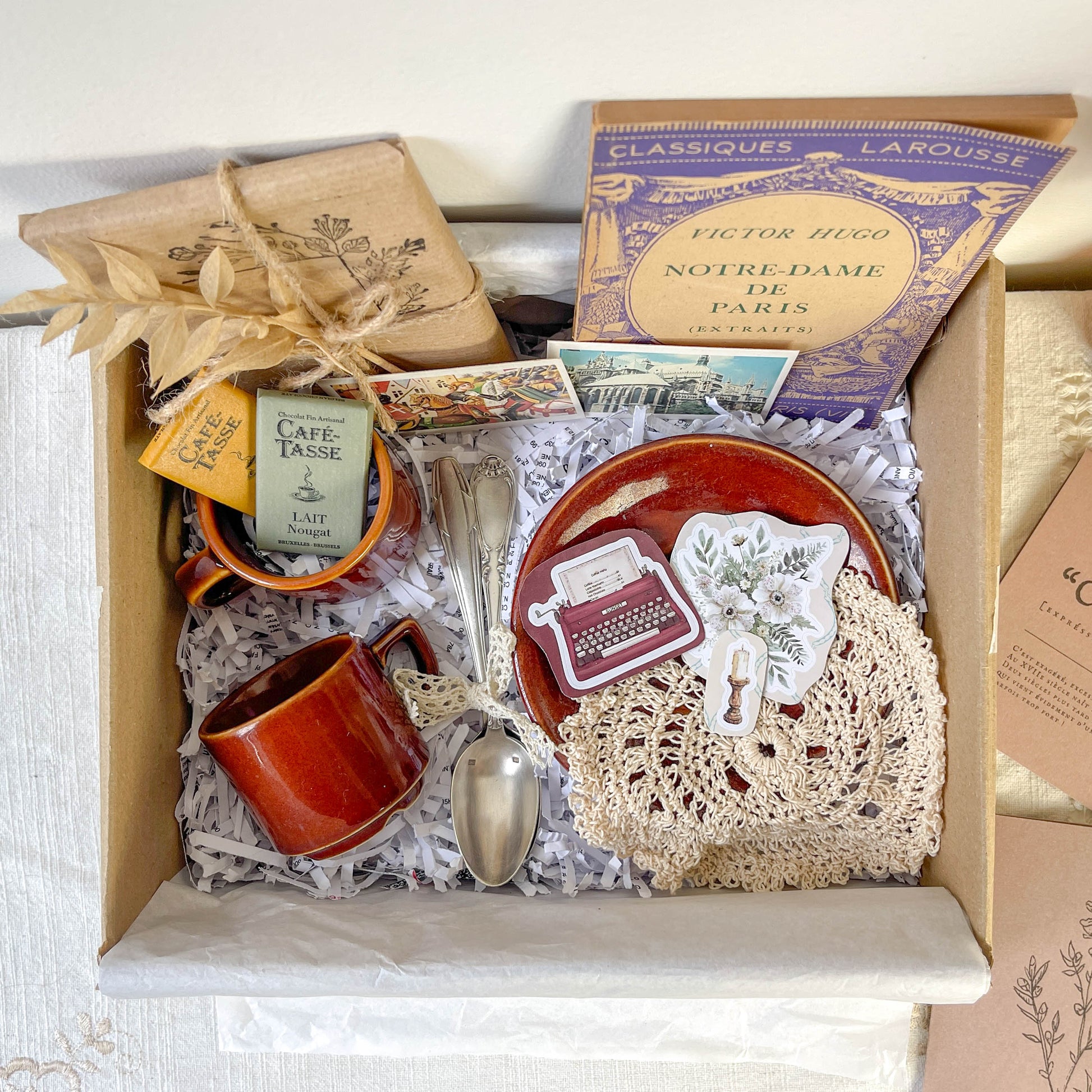 Box Vintage Mystère – Bistrot Parisien  – Édition Limitée Tasses anciennes bistrot parisien vue du dessus du contenu de la box