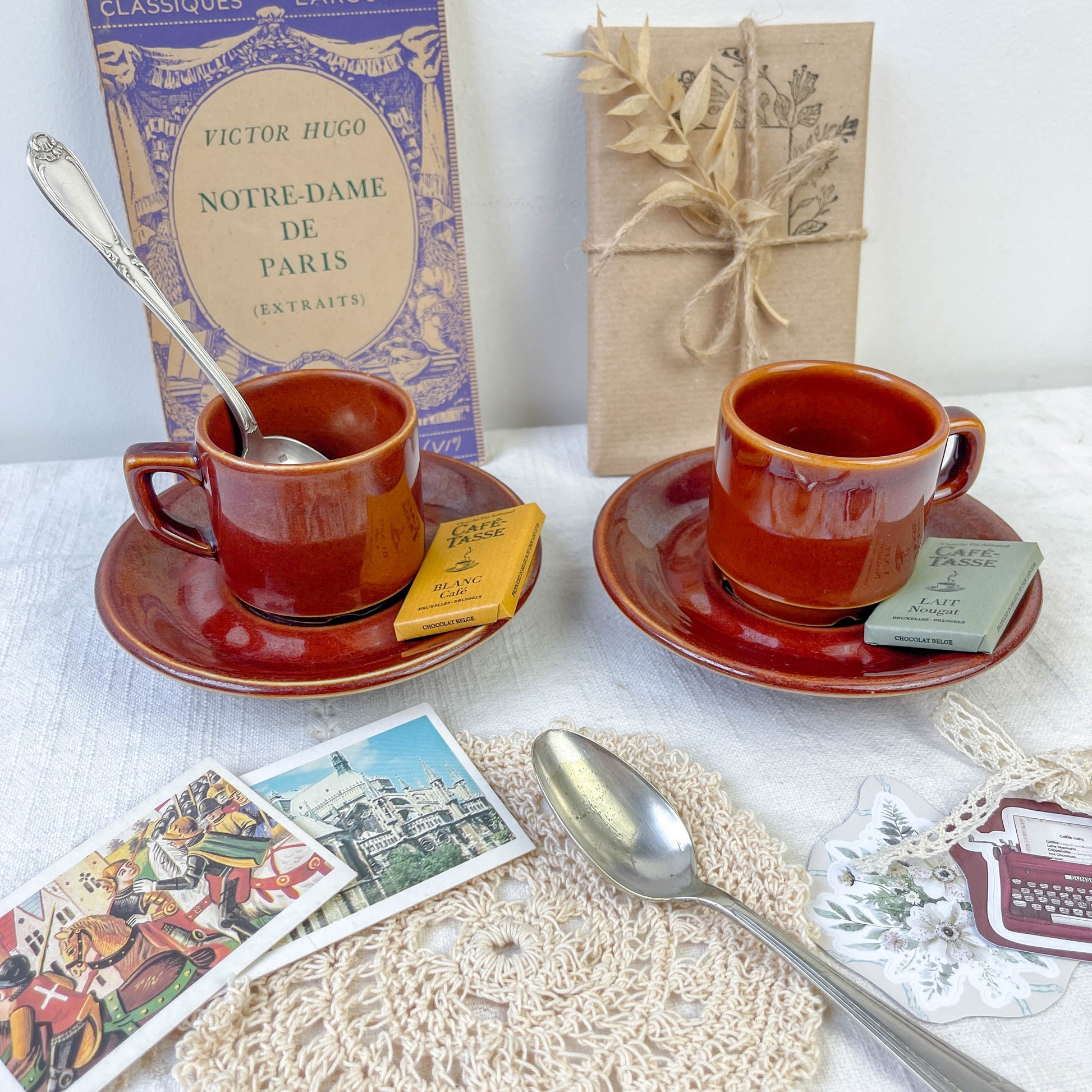 Box Vintage Mystère – Bistrot Parisien Tasses anciennes bistrot parisien 
