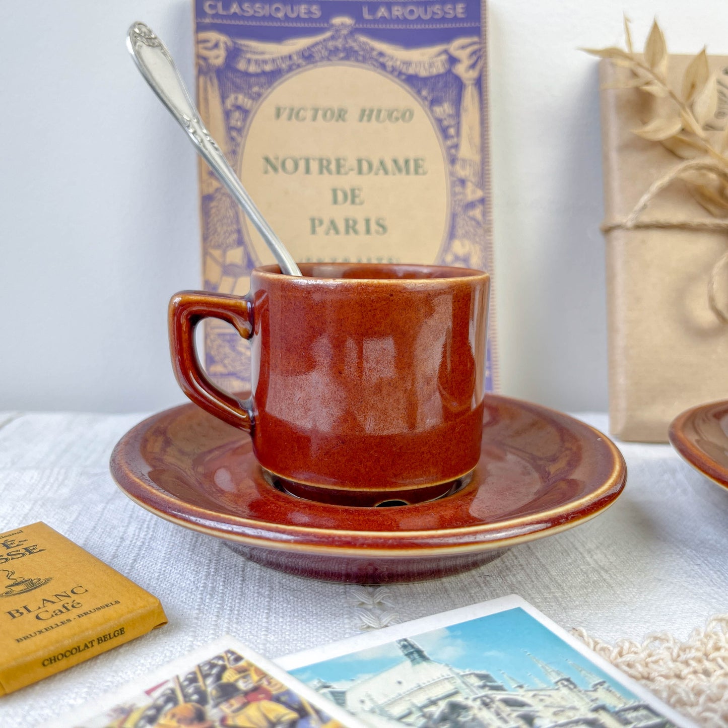 Box Vintage Mystère – Bistrot Parisien  Tasses anciennes bistrot parisien cuillères vintage dépareillées