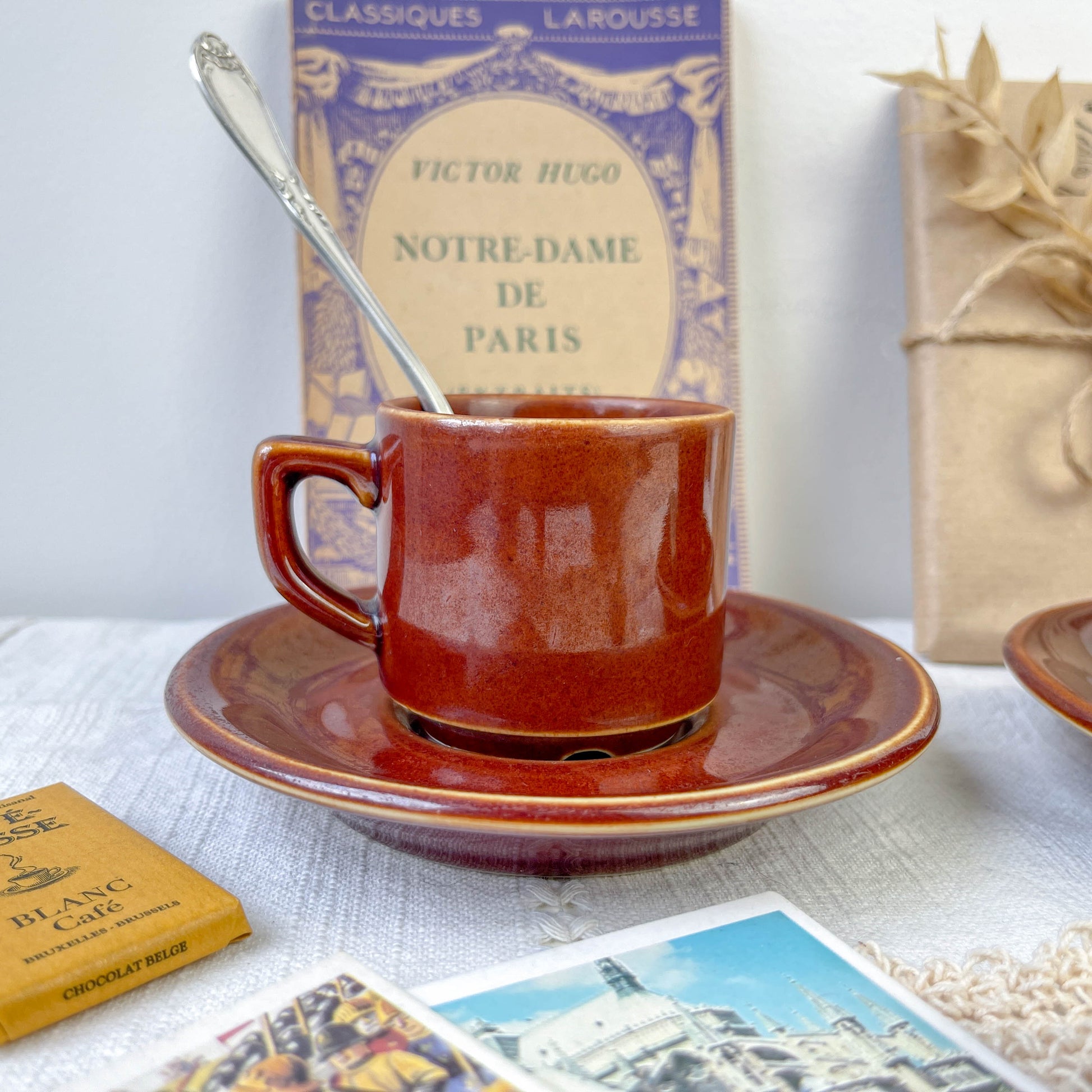 Box Vintage Mystère – Bistrot Parisien  Tasses anciennes bistrot parisien cuillères vintage dépareillées