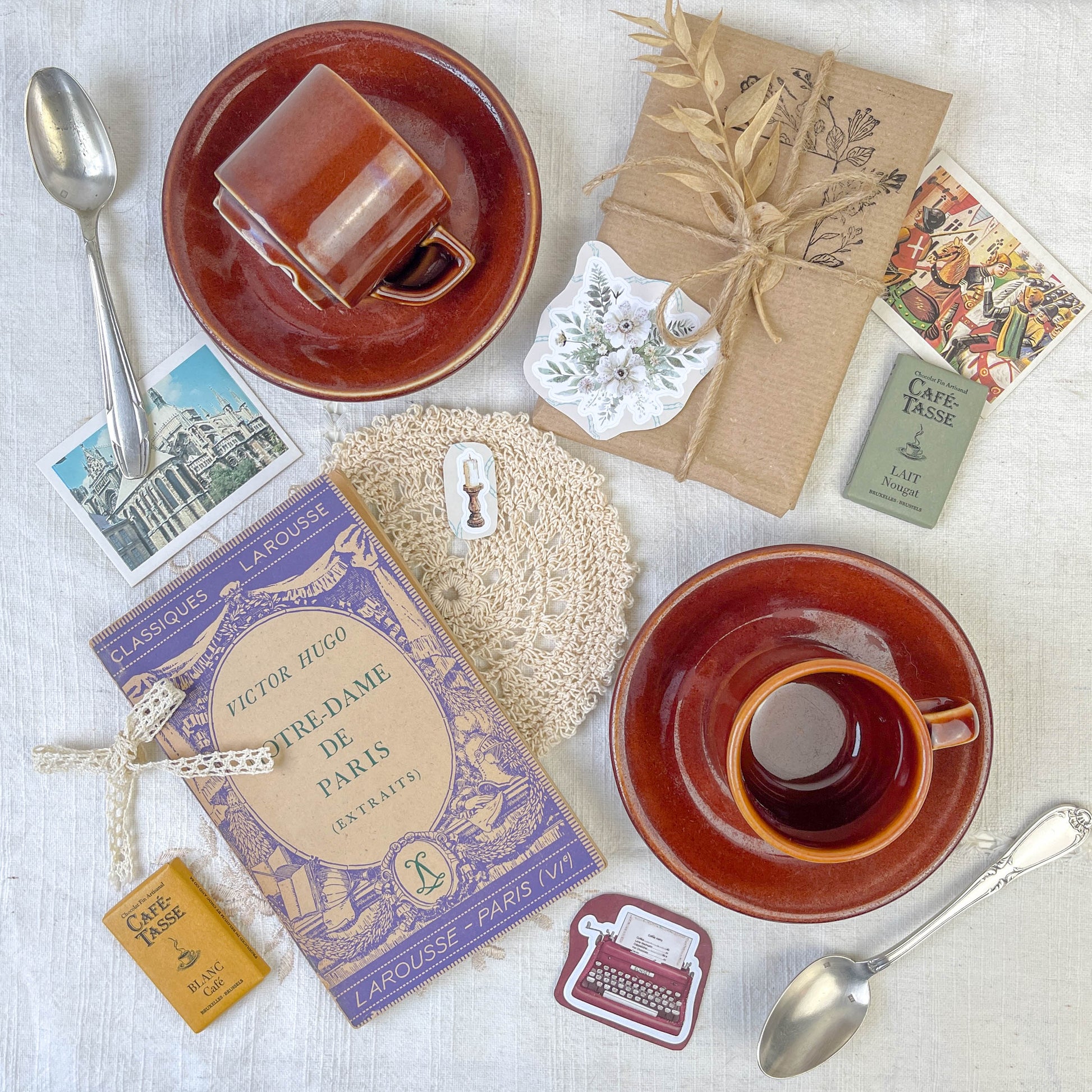 Box Vintage Mystère – Bistrot Parisien  – Édition Limitée 
vue du dessus du contenu de la box