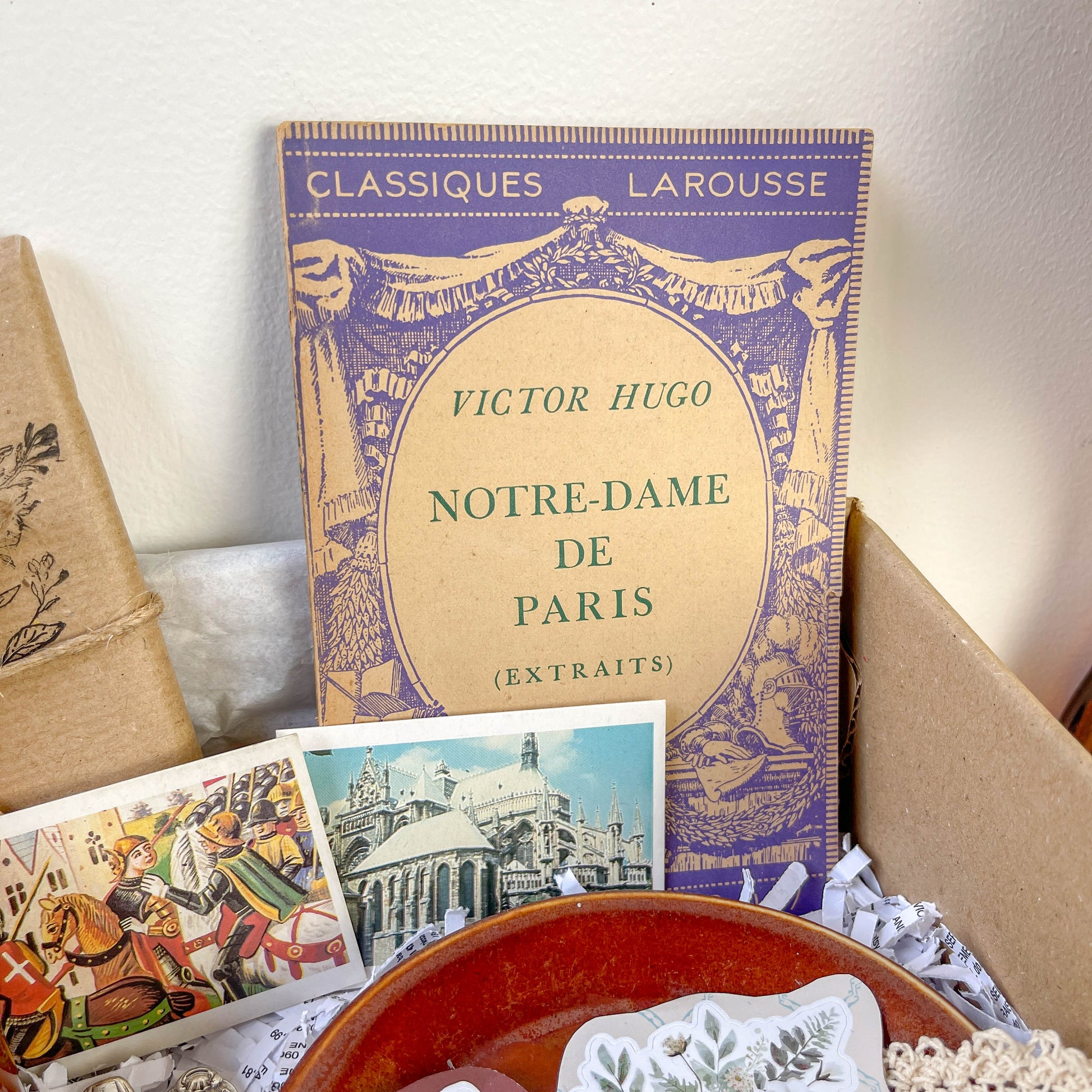 Box Vintage Mystère – Bistrot Parisien  – Édition Limitée livre ancien mystère
