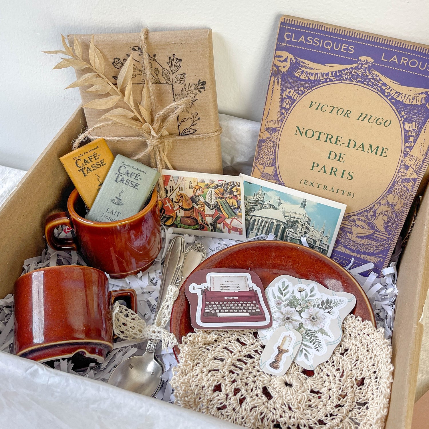 Box Vintage Parisienne – Édition Limitée  vue du contenu de la box