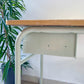 Bureau d’écolier vintage 1960 – Pupitre ancien en bois et métal vert d’eau – Mobilier scolaire rétro – Bureau enfant vintage