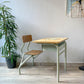 Bureau d’écolier vintage 1960 – Pupitre ancien en bois et métal vert d’eau – Mobilier scolaire rétro – Bureau enfant vintage