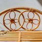 Étagère pliante en rotin vintage des années 1950, structure légère et naturelle, parfaite comme bibliothèque murale ou rangement décoratif pour une chambre d’enfant ou un intérieur bohème.