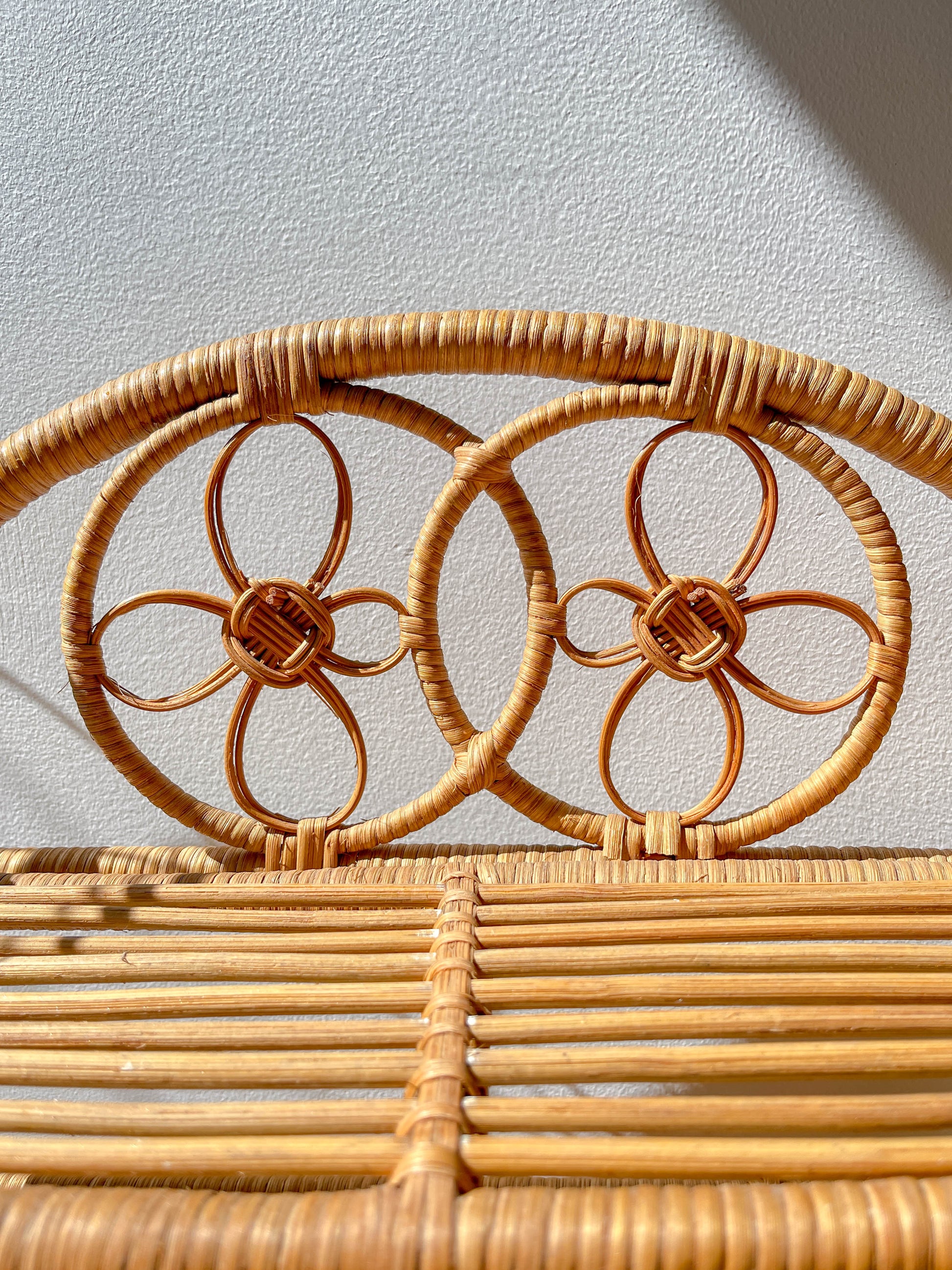 Étagère pliante en rotin vintage des années 1950, structure légère et naturelle, parfaite comme bibliothèque murale ou rangement décoratif pour une chambre d’enfant ou un intérieur bohème.