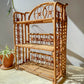 Étagère pliante en rotin vintage des années 1950, structure légère et naturelle, parfaite comme bibliothèque murale ou rangement décoratif pour une chambre d’enfant ou un intérieur bohème.